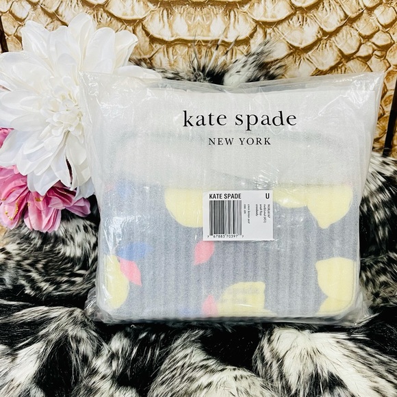 nwt! L🍋VE! this kate spade ♠️ small flap crossbody in citrus print - Picture 17 of 17